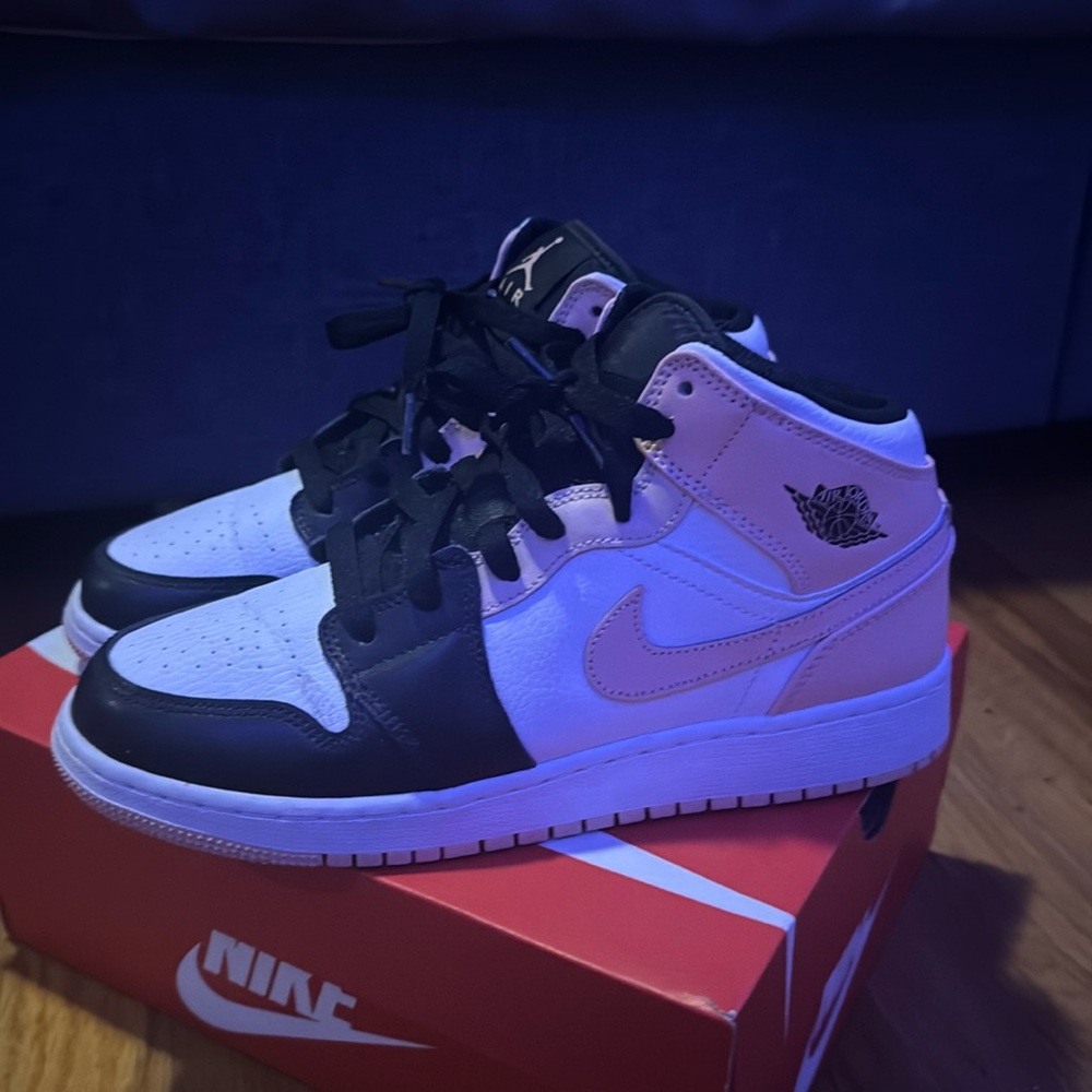 Pink and Black Nike air jordan’s